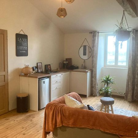 Premier Etage D Une Jolie Maison A La Campagne Montravers Eksteriør bilde